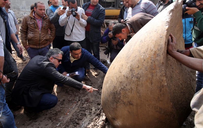 O statuie de opt metri a faraonului Ramses al II-lea a fost găsită în noroi, în Cairo