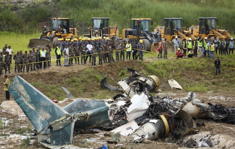 Un avion s-a prăbușit în Nepal la scurt timp după decolare. Cel puțin 18 oameni au murit