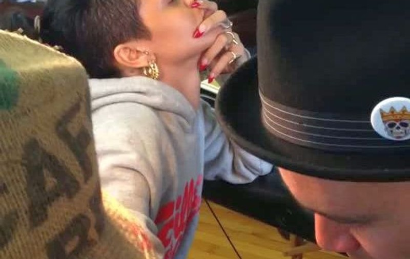 Rihanna şi-a făcut un tatuaj tradiţional maori... cu dalta şi ciocanul | VIDEO