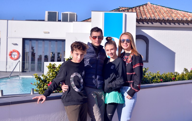 Trăind în California Europei. Sergiu Radu, fostul campion rapidist zis Schijă, s-a mutat în Spania, copiii lui merg la școala germană, dar acasă toată lumea vorbește română!