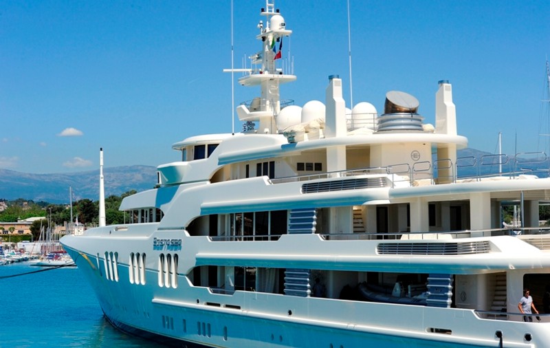 Abramovich n-a avut loc să îşi parcheze iahtul în portul milionarilor