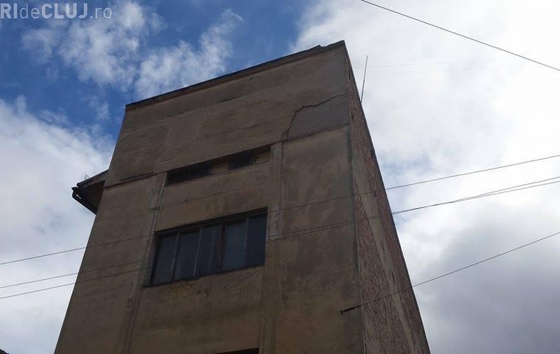 Tencuiala căzută de pe o clădire a Primăriei Cluj a avariat o maşină! FOTO