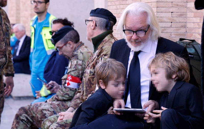 Papa Francisc a vrut să-i ofere azil la Vatican lui Julian Assange și i-a scris în închisoare, spune soția fondatorului WikiLeaks
