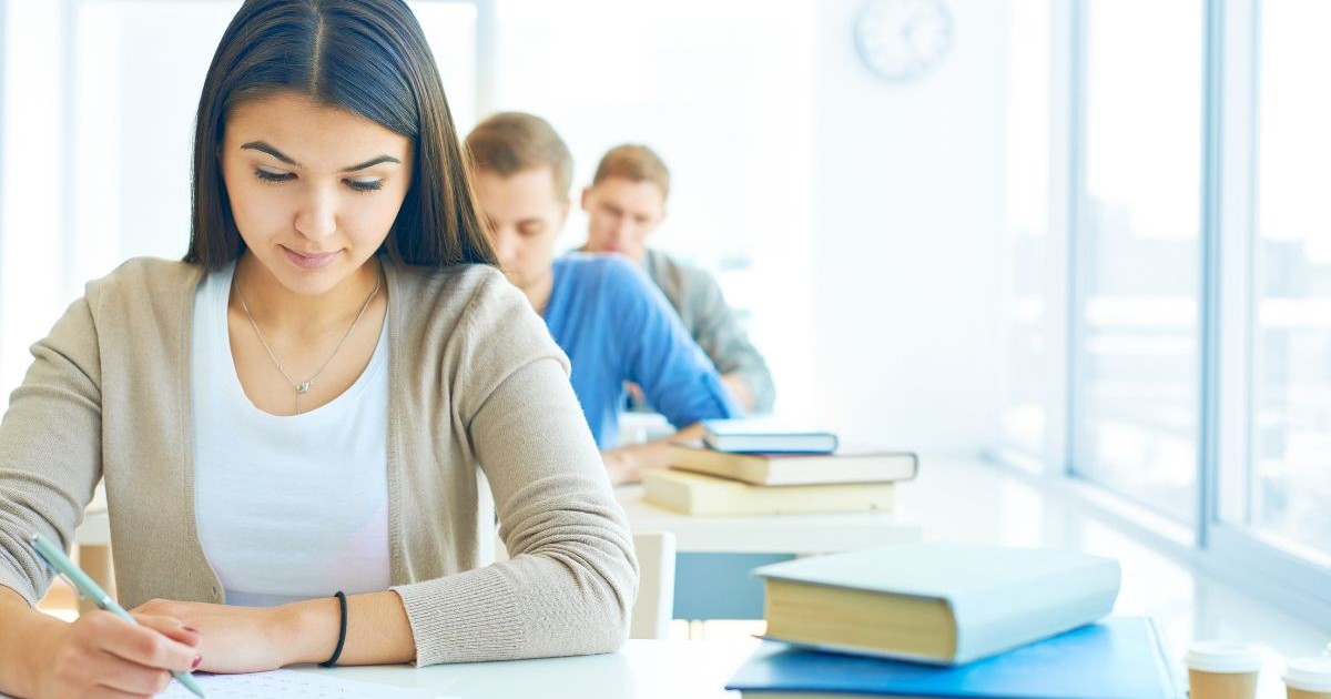 Elevi în timpul examenului