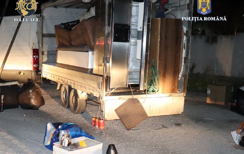 Două persoane au fost prinse în flagrant în timp ce transportau droguri în Covasna. Substanțele erau ascunse într-un aspirator și o cafetieră
