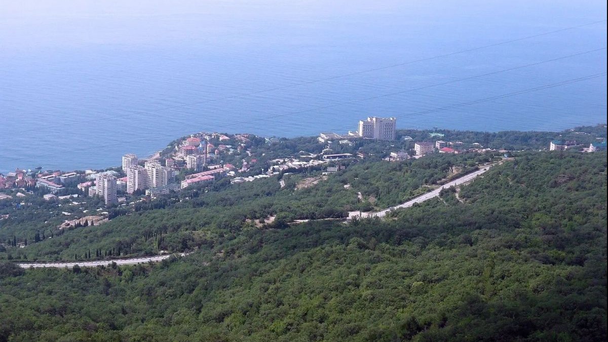 Sanatoriul Foros este un complex de lux aflat în apropierea a patru vile de stat rusești, case de vacanță ale elitei politice ruse, care se află în stațiunea Foros din Crimeea ocupată de Rusia
