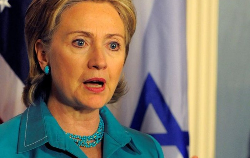 Hillary Clinton a căzut şi şi-a fracturat cotul