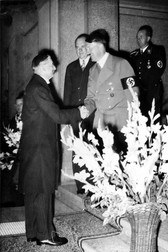 Die Schlußbesprechnung zwischen dem Führer und Ministerpräsident Chamberlain. Der Führer begrüßt den zur Besprechung vor dem Hotel Dreesen in Godesberg eintreffenden britischen Ministerpräsidenten Chamberlain. 24.9.38