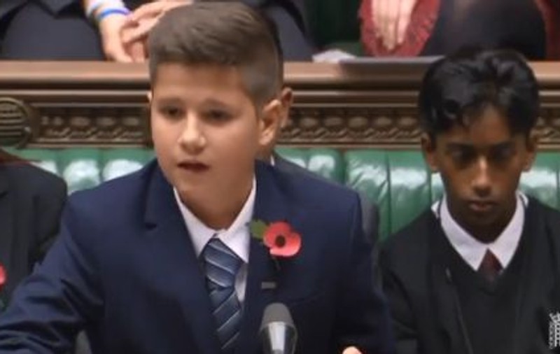 Ce emoționant! Un adolescent român a ținut un discurs în Parlamentul britanic. Impresionant ce a cerut | VIDEO