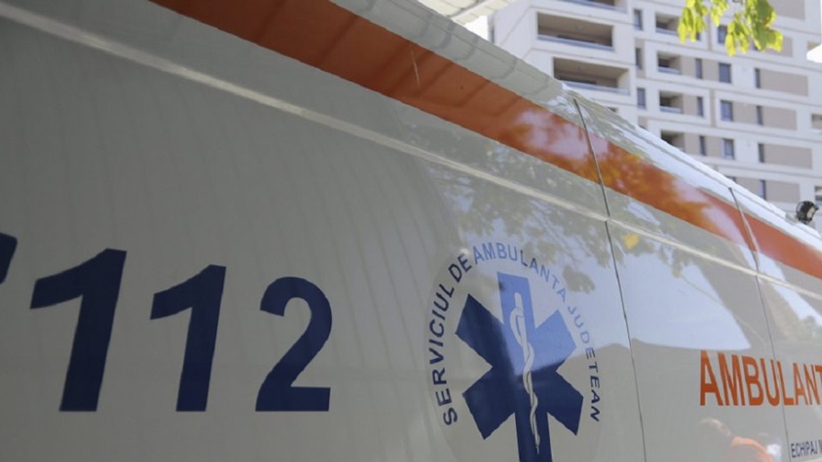 VIDEO Un medic de la spitalul din Corabia e acuzat că a bandajat mâna unei fetițe cu tot cu tricou. Managerul spune că procedura a fost corectă, DSP a dat amendă