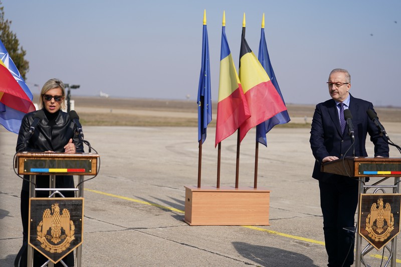 Ministra apărării din Belgia, Ludivine Dedonde (stânga), se adresează militarilor de la Baza Aeriană 57 Mihail Kogălniceanu în prezența omologului român, Vasile Dâncu, marți 15 martie 2022 | Foto: mapn.ro