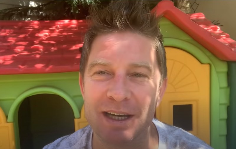Pavel Bartoș nu a mai așteptat să se redeschidă frizeriile. „Ale mele fetițe și-au dorit ca ele să mă tundă”