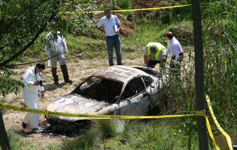 ŞOCANT! Două cadavre carbonizate, găsite într-o maşină incendiată