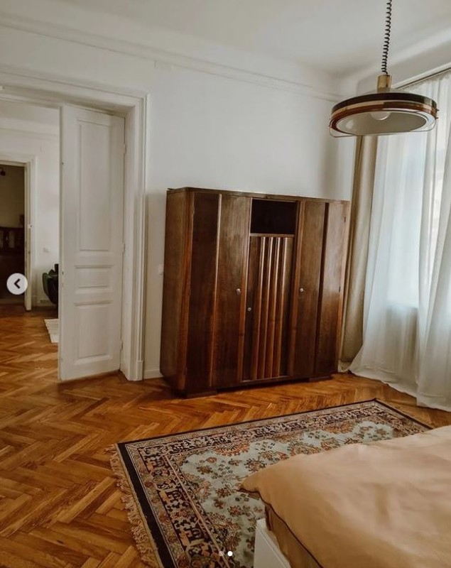 Imagini din apartamentul Danei Rogoz. Actrița l-a renovat recent: „Am ținut foarte mult să păstrăm sobele originale, parchetul și tâmplăria casei”
