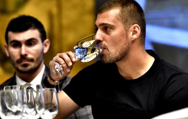 Anamaria Prodan s-a pozat cu Gabi Tamaş, după ce a fost dat dispărut de prieteni