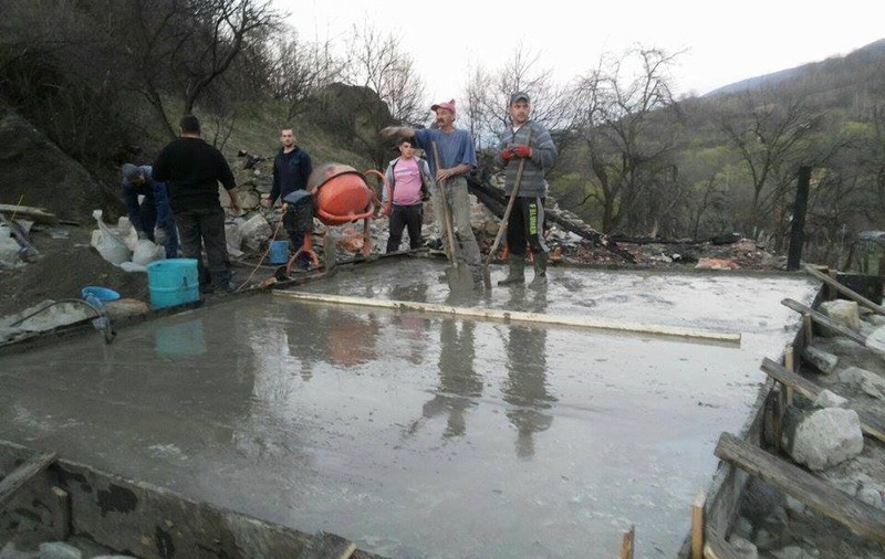 Un pompier din Hunedoara ridică o casă pentru un bătrân rămas pe drumuri. Gestul militarului, făcut în Săptămâna Mare