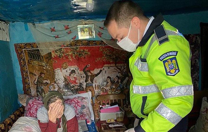 Gest emoționant în ajunul Paștelui. Ce au făcut polițiștii din Vaslui după ce o bătrână a sunat plângând la 112 și a spus că nu are ce mânca
