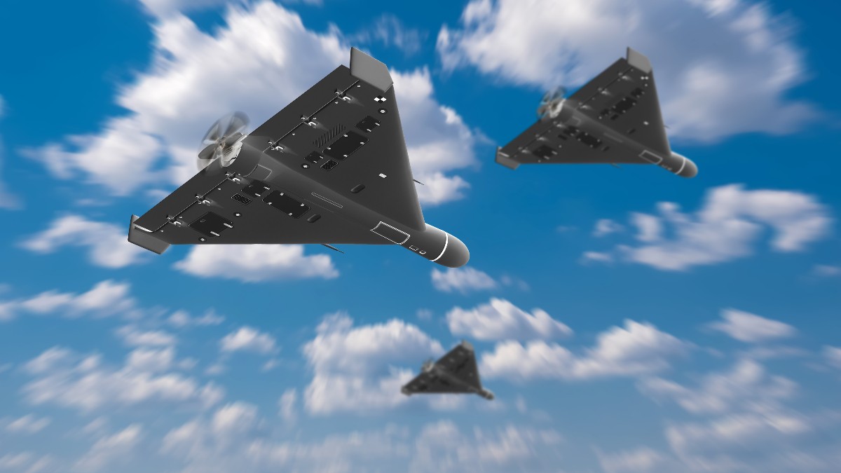 Imaginea prezintă trei drone cu design triunghiular care zboară pe cer, surprinse din unghiuri și la distanțe diferite. În fundal se vede un cer albastru cu nori albi, creând impresia unei formații de drone aflate în zbor.