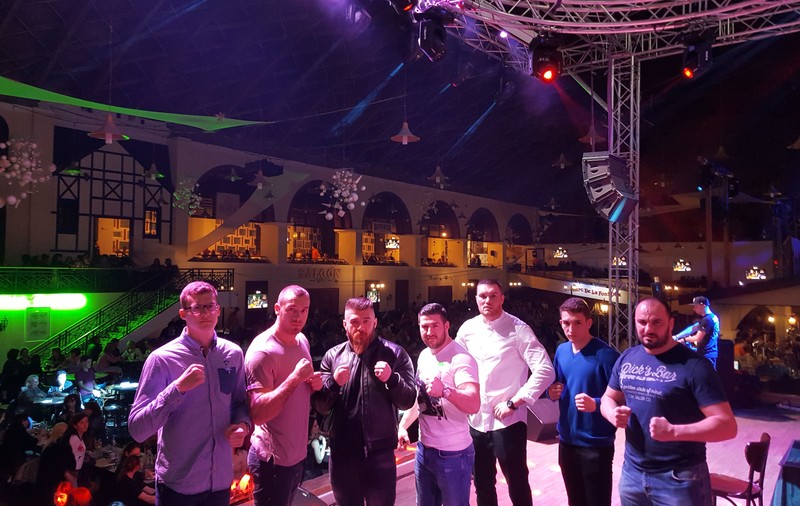 De ziua femeii, luptătorii Superkombat le-au împărțit doamnelor invitații la gala de duminică
