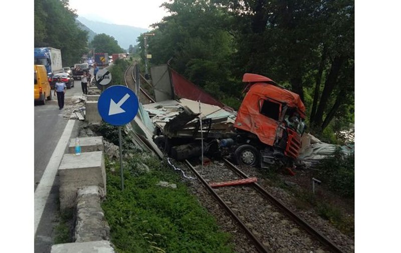 Trafic feroviar blocat în judeţul Vâlcea după ce un TIR s-a răsturnat peste calea ferată