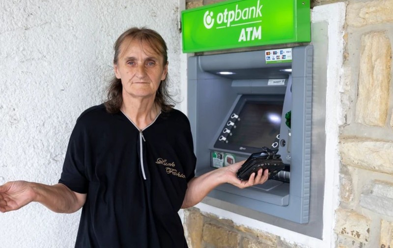 O femeie a vrut să-și ridice pensia de pe card, dar bancomatul nu i-a dat niciun ban și i-a retras suma din cont