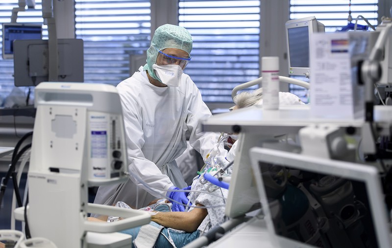 Decesul nr. 30: Povestea din spatele numărului. Cum a devenit Deva un focar de coronavirus în care mor bolnavii de cancer