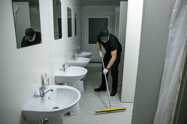 Marcin face curat în baia bărbaților după ultima persoană care a făcut duș.