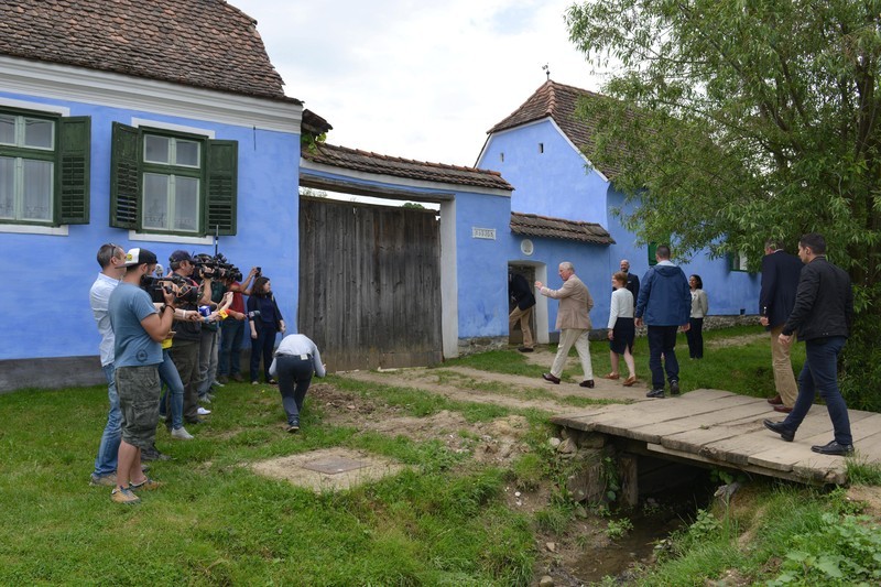 Charles a vizitat "Casa Albastră" din România, pe 31 mai, 2017. (foto EPA)