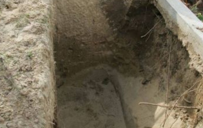 EXCLUSIV / ”Trei zile am săpat la groapa fiului meu!”. Bătrâna care și-a îngropat băiatul mort în curtea casei face dezvăluiri cutremurătoare