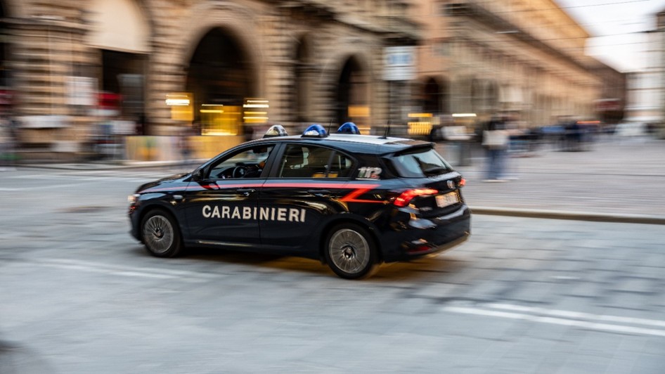 O mașină neagră pe care scrie „carabinieri”