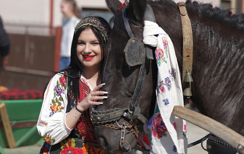 FOTO. Am asistat la sărbătoarea „Paștele Cailor”, cunoscută și sub numele de „Tudorița”. Unicul eveniment are loc în comunitatea de bulgari, din Târgoviște