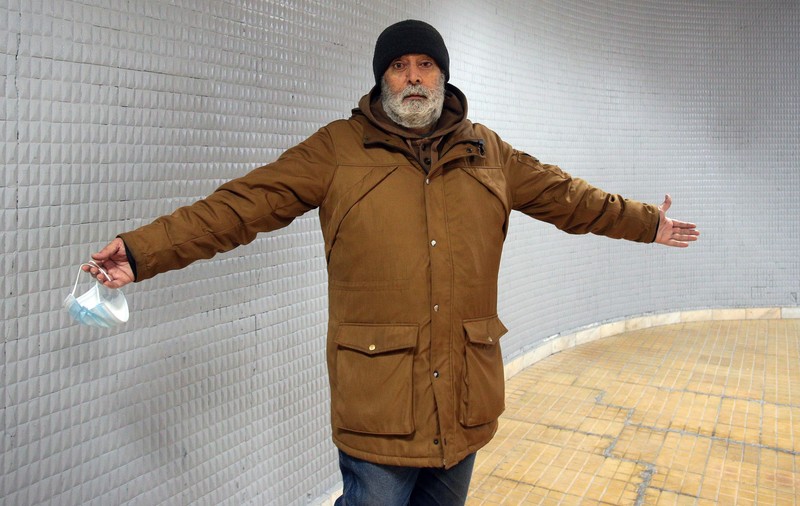 REPORTAJ. „Când mă gândesc la ziua de mâine, tremur tot”. Povestea iranianului, proprietar de-o viață al unui chioșc la metrou