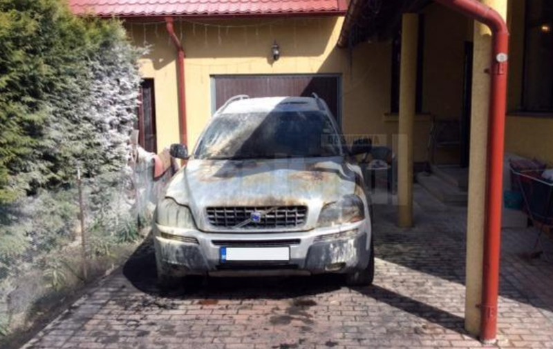 Răzbunare în stil mafiot în Suceava. Mașina unui polițist de frontieră, incendiată cu un cocktail Molotov de contrabandiști