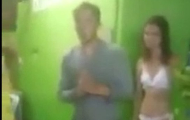 Doi tineri au făcut sex în văzul tuturor pe o stradă aglomerată! Aceștia nu par deranjați nici măcar de faptul că sunt filmați| VIDEO & IMAGINI +18