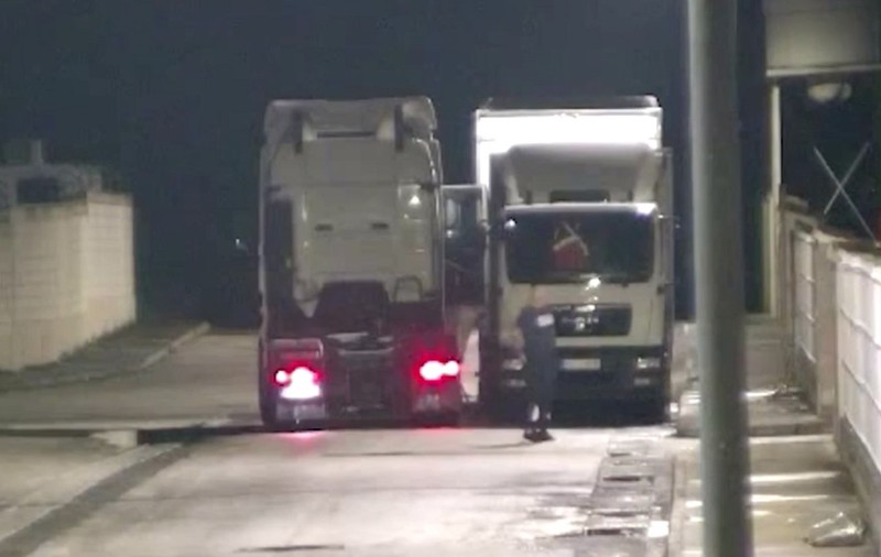 VIDEO | Șofer român de TIR filmat când fura 2.200 de litri de motorină din alte camioane, în Spania