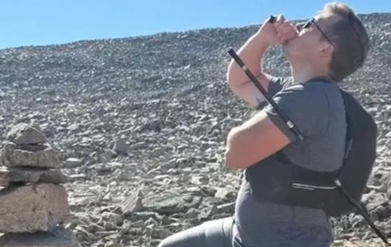 Un turist a refuzat să plătească 12.000 de dolari pentru a chema o ambulanță așa că a mers 6 ore cu un băț de trekking înfipt în coastă