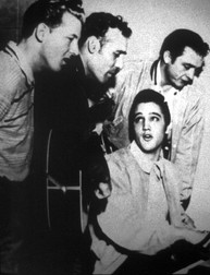 Jerry Lee Lewis, primul din stânga, alături de Carl Perkins, Johnny Cash si Elvis Presley (la pian), într-o imagine din 1956, în studioul SUN din Memphis, Tennessee. Foto: Profimedia