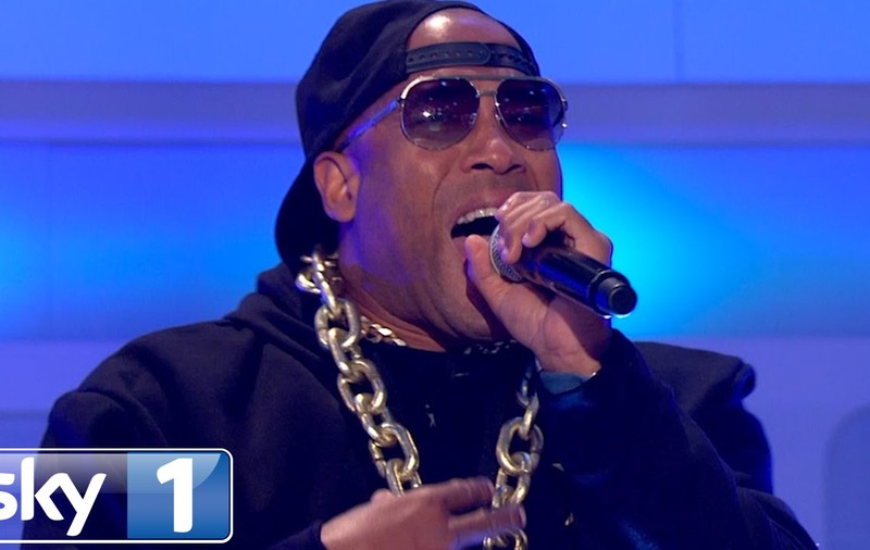 Fostul internațional englez John Barnes s-a făcut rapper. Negrilă l-a anihilat în '85