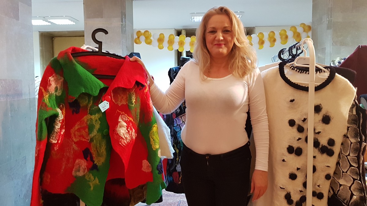 Adriana Oprea face ochii fără cusături, din lână