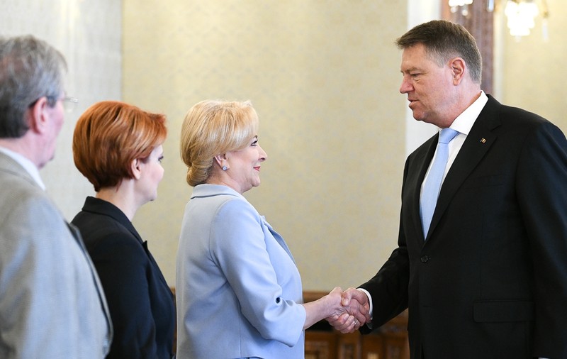 Legea care prevede amenzi de până la 200.000 de lei pentru munca la negru, promulgată de președintele Iohannis