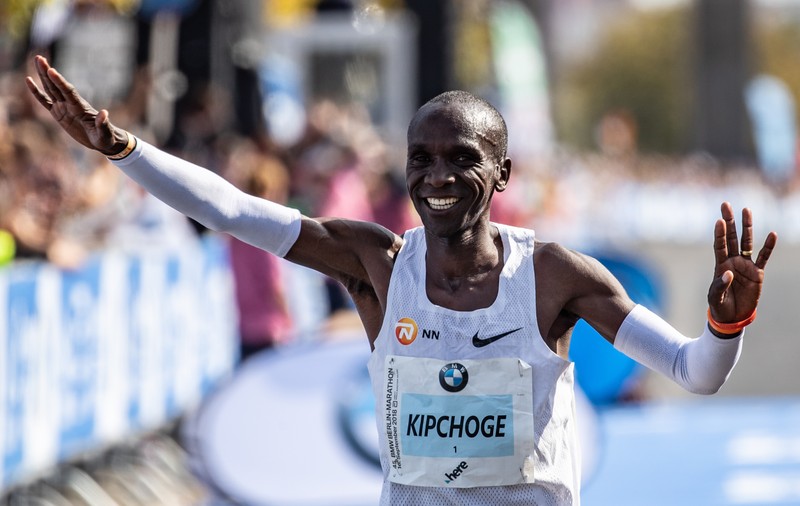 Record mondial la maraton: kenianul Kipchoge a uimit Berlinul