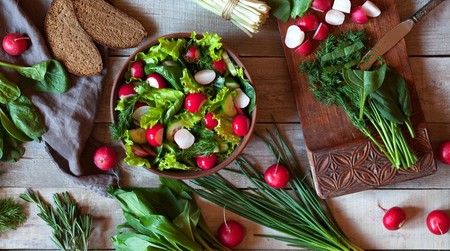 Salată de ridichi cu ceapă verde
