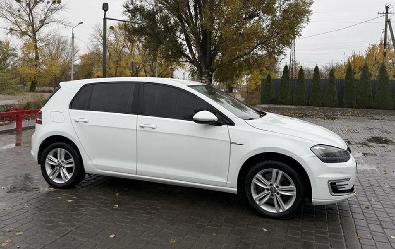 Un șofer de Volkswagen e-Golf electric a plătit pe reparații de 2,5 ori mai mult decât pe mașină și a dat în judecată dealerul