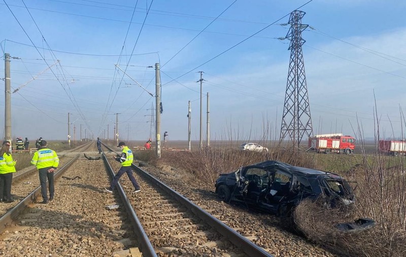 Mașină spulberată de tren, la o trecere de cale ferată din Vrancea. Șoferul a decedat, iar o fetiță de 10 ani este rănită