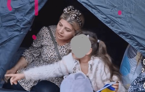 Susținătorii lui Călin Georgescu au instalat corturi în fața Arestului Central. Fotografia care a stârnit indignare și îngrijorare