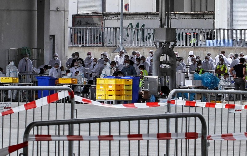 Numărul bolnavilor COVID de la abatorul din Germania a ajuns la 1.300. MAE: 50% dintre aceștia sunt români. 17 români ar fi fugit din carantină