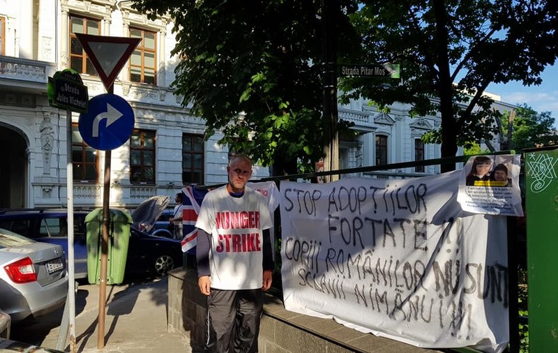 Românul ai cărui copii au fost dați spre adopție unui cuplu gay a intrat în greva foamei