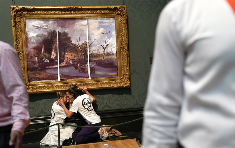 Doi activiști s-au lipit de o pictură veche de 200 de ani, expusă la Galeria Naţională din Londra