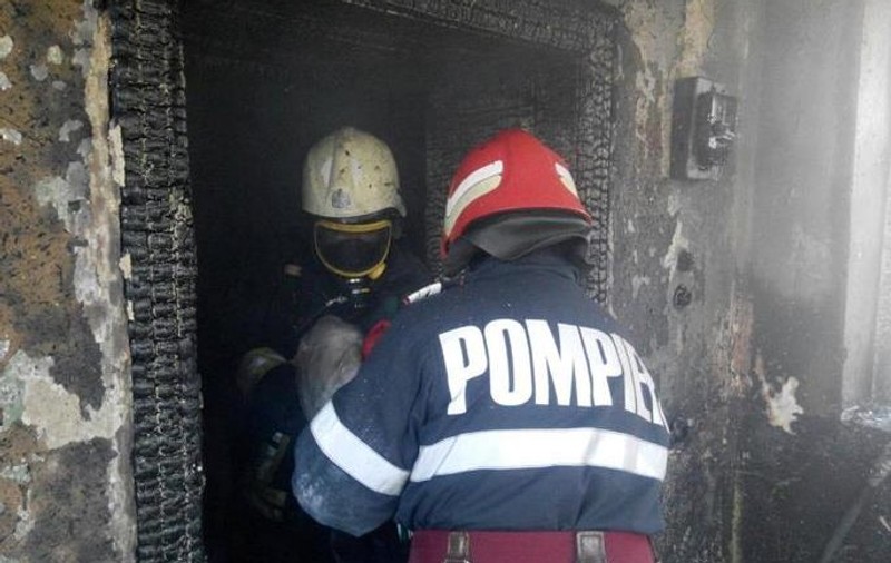 Un incendiu a fost provocat intenționat la o garsonieră din Zalău. Zece persoane au fost evacuate