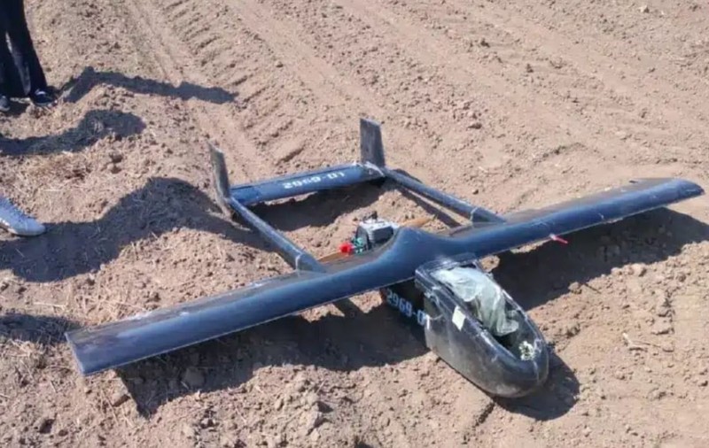 O dronă a căzut pe câmp în Suceava, la 20 de kilometri de granița României cu Ucraina: a fost găsită de un sătean, care a sunat la 112